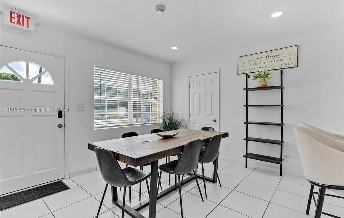 6425 SW 22nd Ct — Photo 3