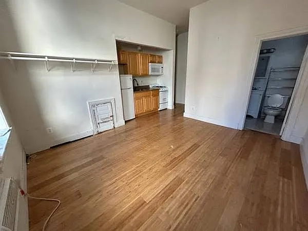 Studio, $990 — Photo 1