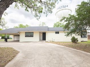 306 W Hutchinson St, Beeville, TX 78102