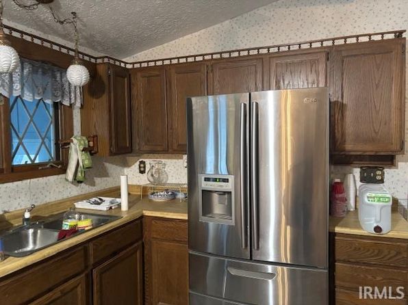 7104 W 800 N, Earl Park, IN 47942