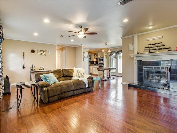 5th image of 1022 E Martin Ln