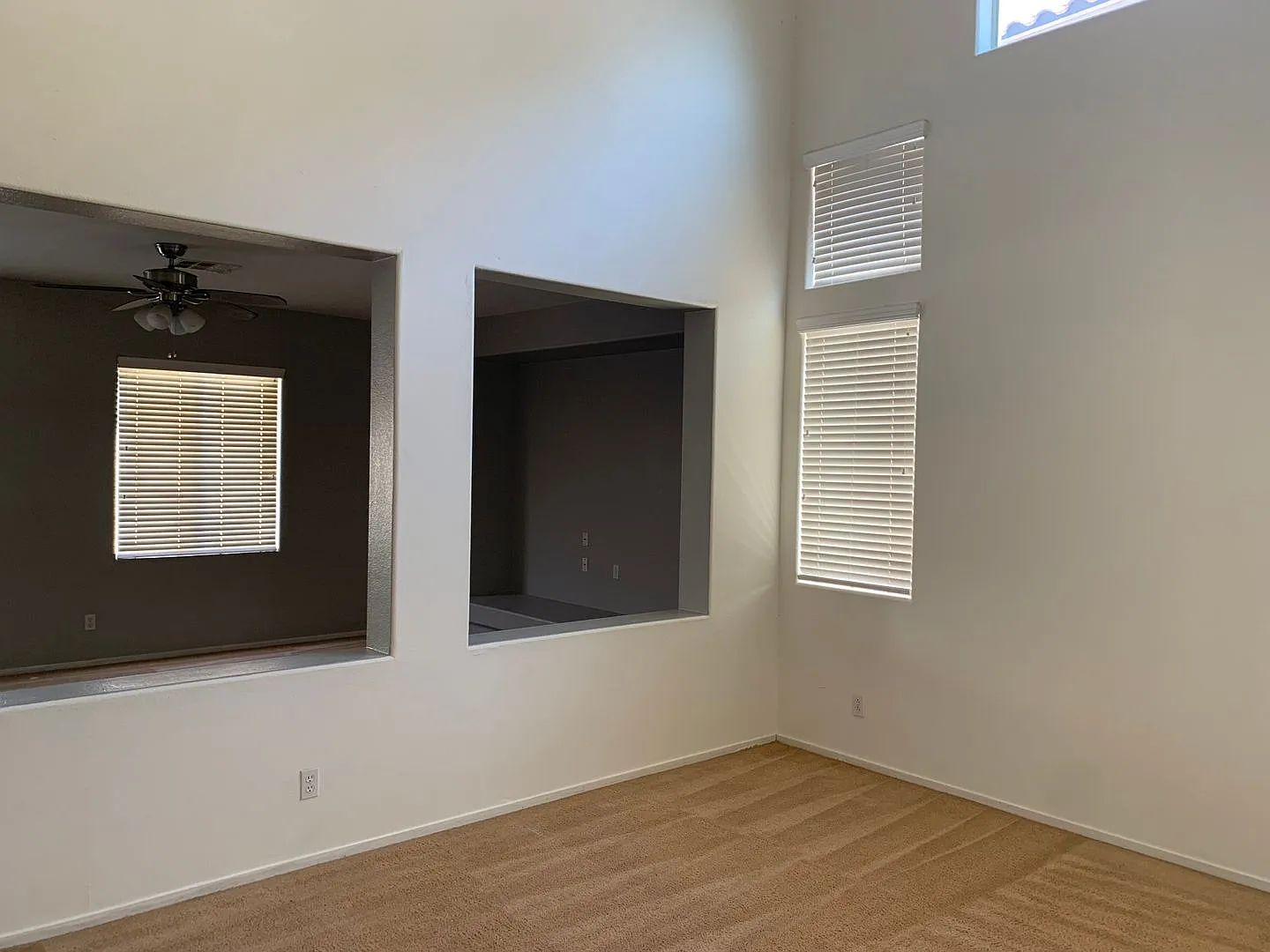 Spacious 3 bedroom home with huge loft in gated Lone Mountain community. — Photo 4
