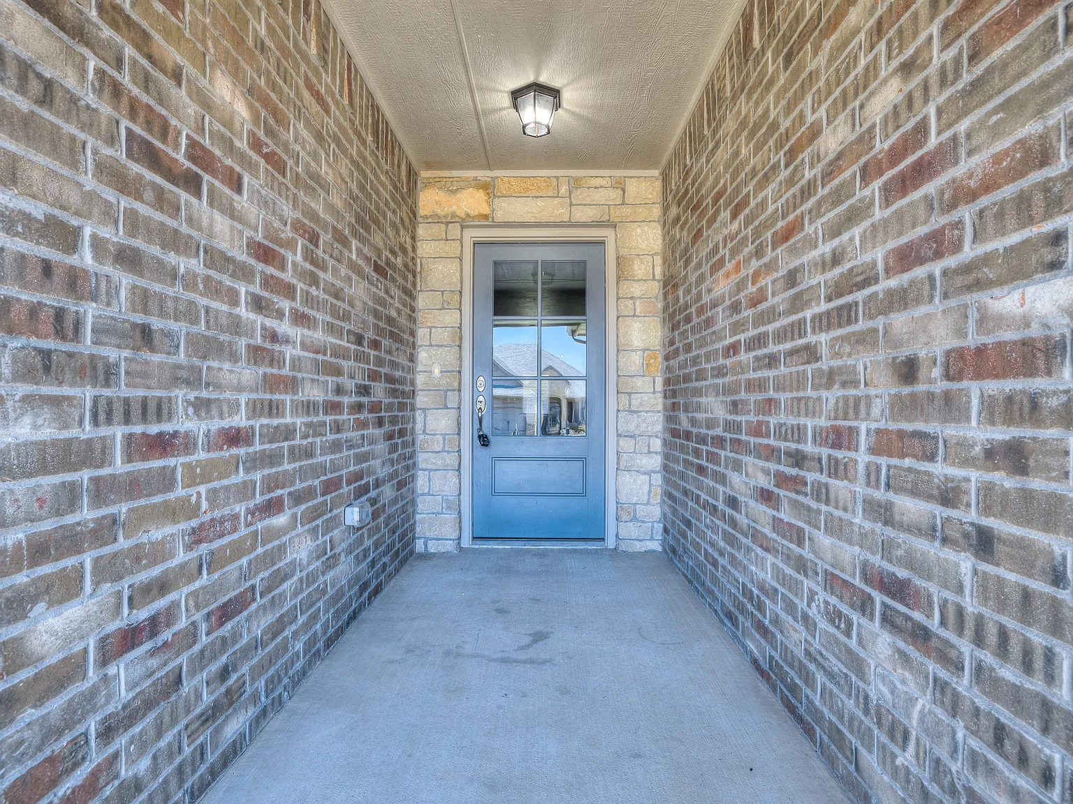 4 bed, 2000 sqft, $2,765 — Photo 3