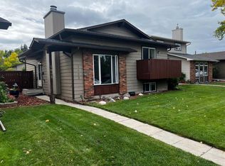 1003 E Berkley Dr NW, Calgary, AB T3K 1E3