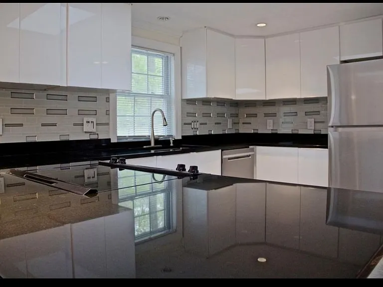 54 Maplewood Dr #2 — Photo 9