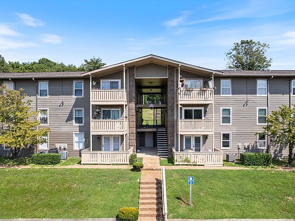 2nd image of 707 Ashlawn Pl