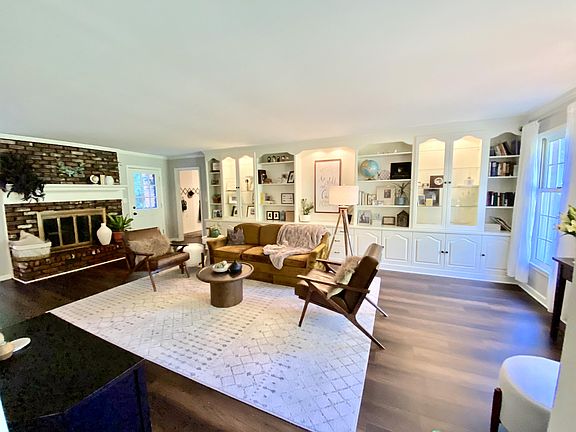 4th image of 3420 Montlake Dr