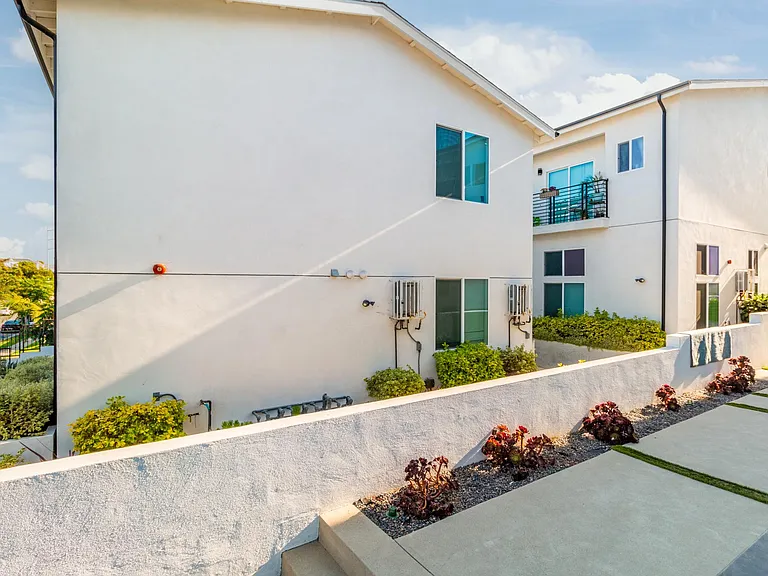 7125 S La Cienega Blvd — Photo 2