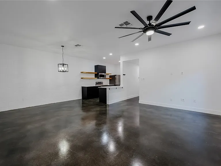 626 Glazebrook St #B — Photo 2