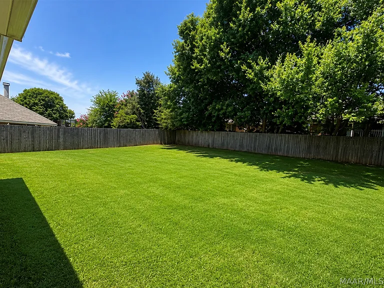 1077 Poplar St — Photo 16