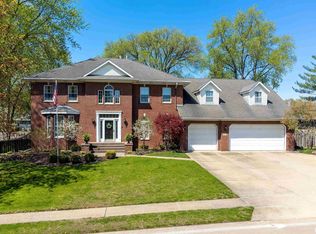 3910 Ridgewood Dr, Davenport, IA 52807