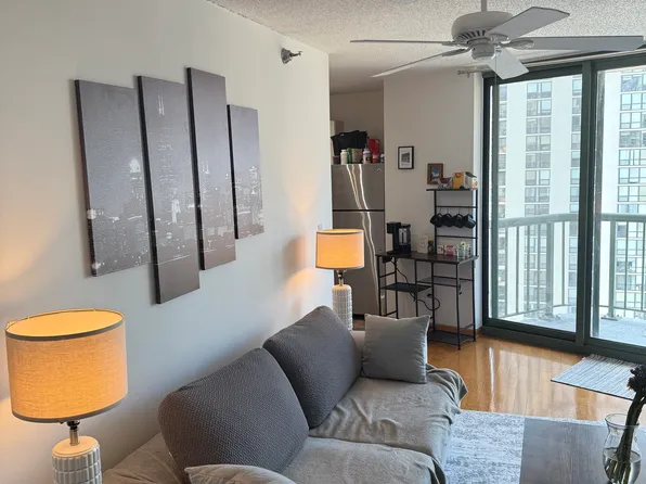 111 W Maple St, Chicago, IL