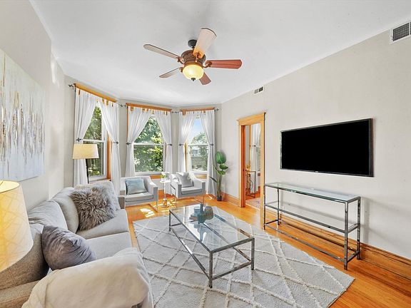 3rd image of 1342 W Cornelia Ave #2