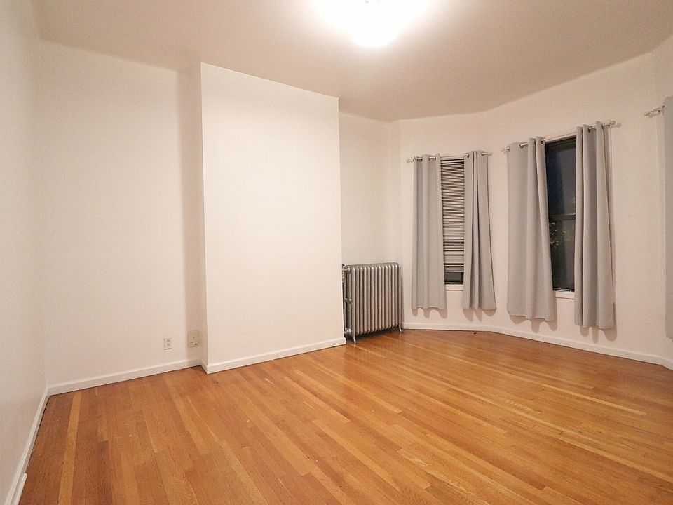 2nd image of 833 Kinsella St #2
