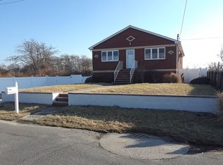 36 Peters Dr, Shirley, NY 11967