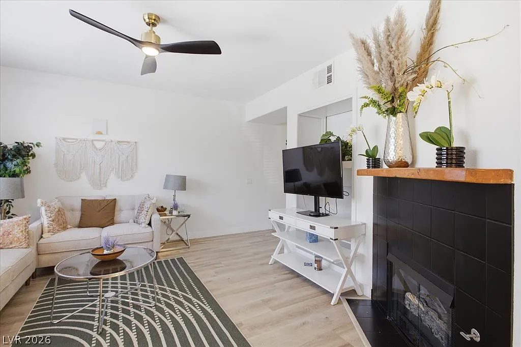 3 bed, 2.5 bath, 1492 sqft, $2,000 — Photo 3