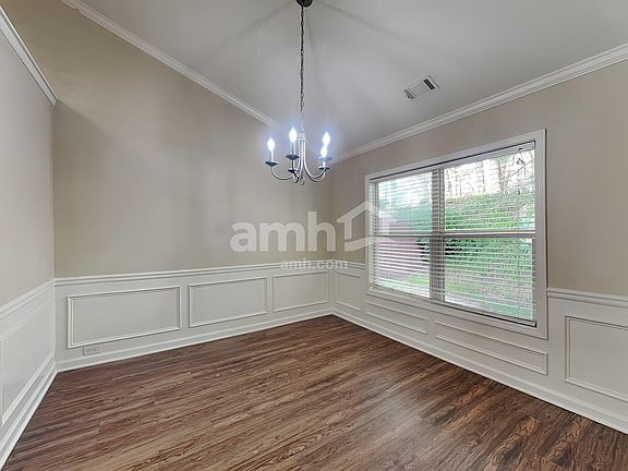 5th image of 2617 Woodford Ln