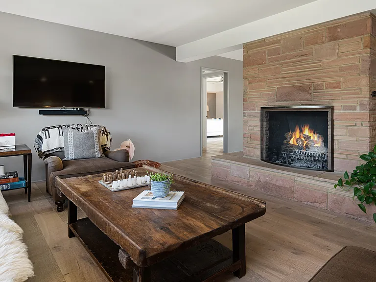 1028 Winther Way — Photo 3