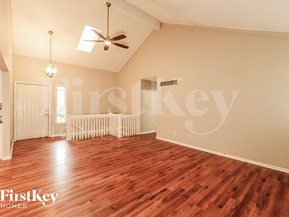 4th image of 804 NE Karapat Dr