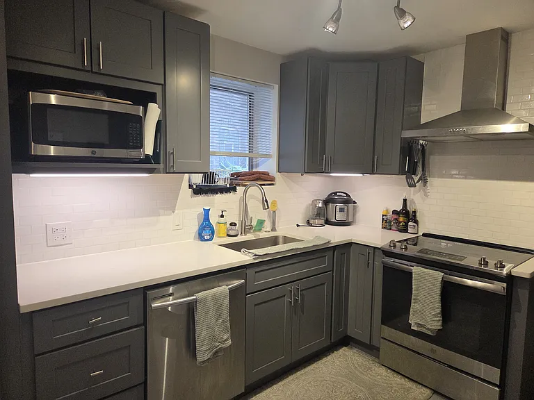 2118 W Addison St #G — Photo 9