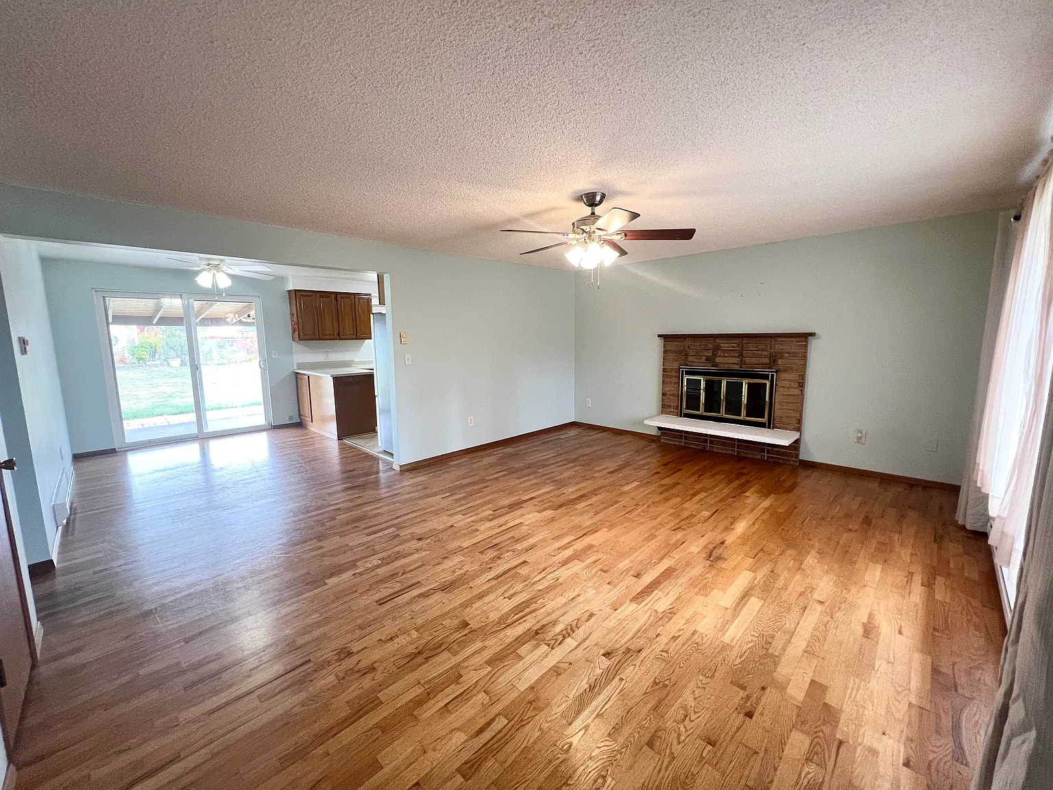 3 bed, 1.5 bath, 1164 sqft, $2,600 — Photo 3