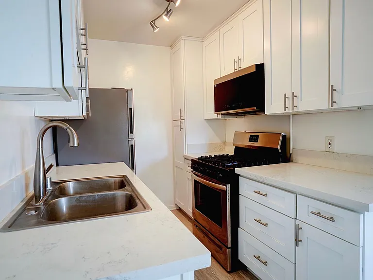 1134 N SYCAMORE AVE — Photo 17