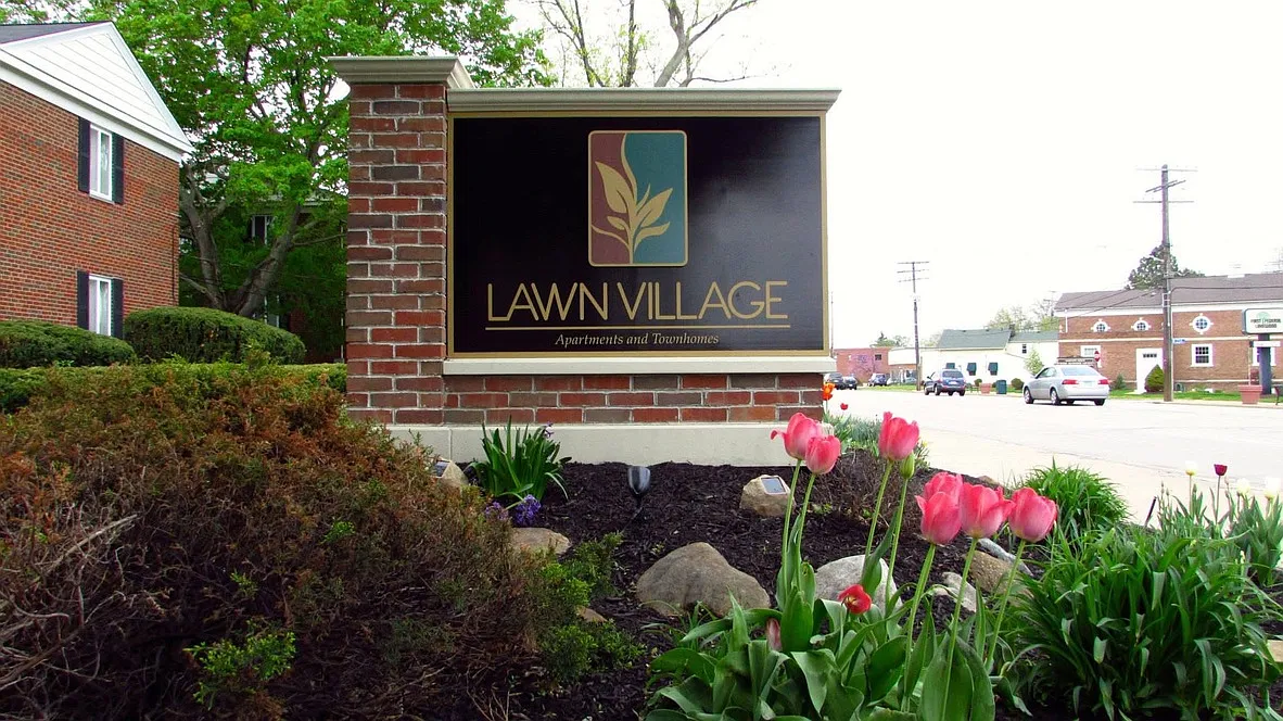 Lawn Village — Photo 1