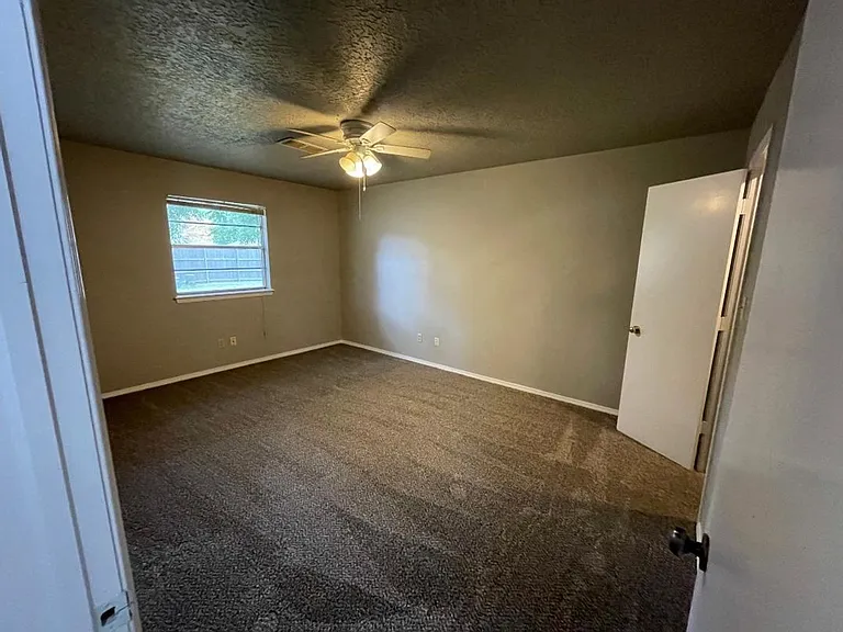 1402 Rebecca Ln — Photo 9