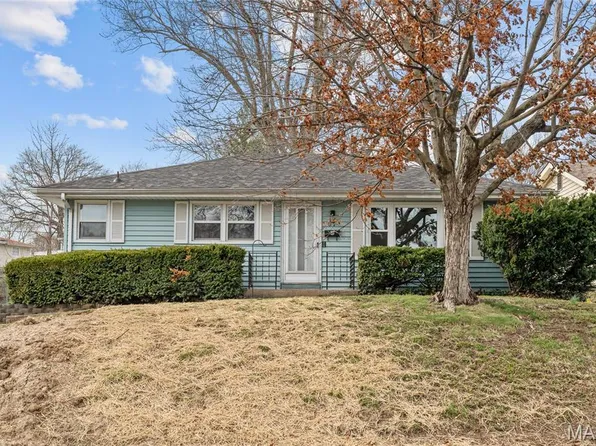 51 Woodlawn Dr, Saint Charles, MO 63301
