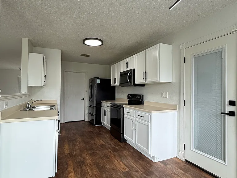 765 Lowe Dr — Photo 10