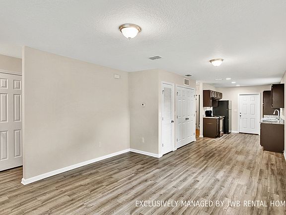 3rd image of 1527 W 7th St