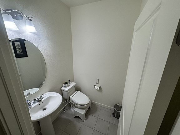 Half Bathroom (1rst floor)
