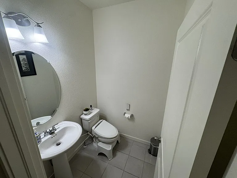 Half Bathroom (1rst floor)