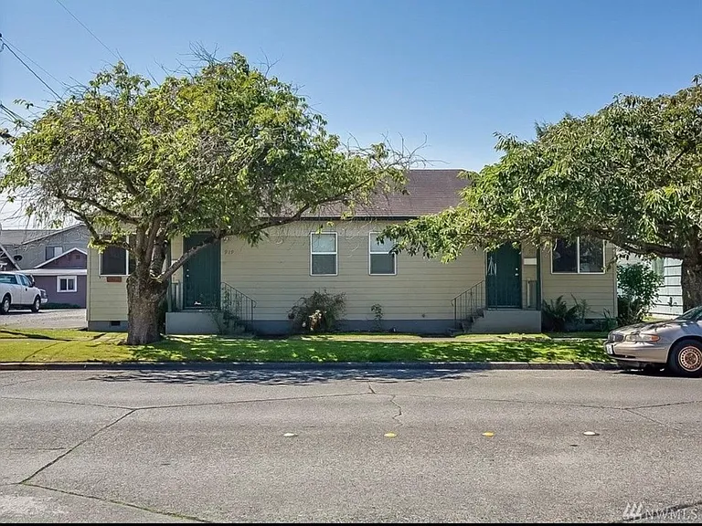 919 Hudson St — Photo 1