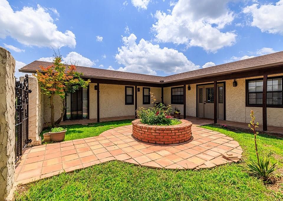 1st image of 207 Broken Spur Dr