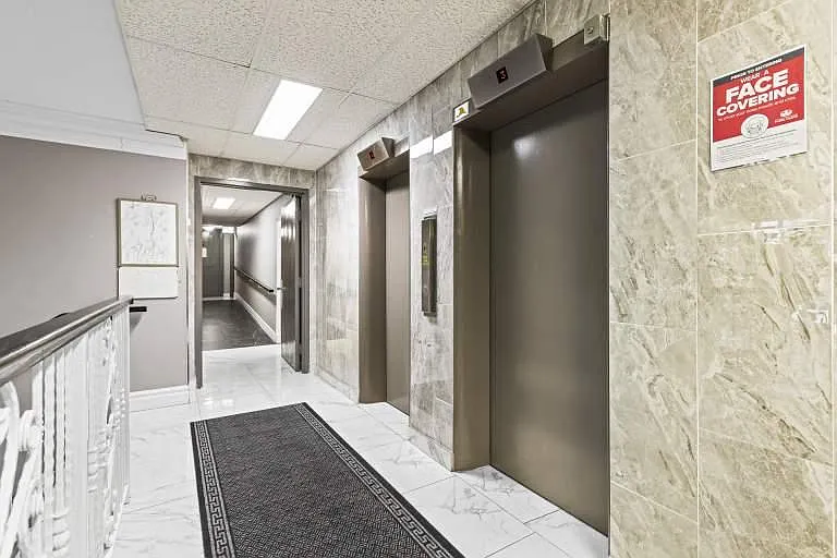 60 Bridge St W