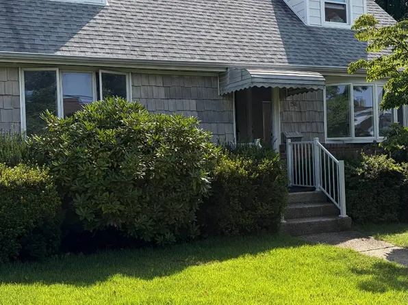 158 Burns Ave, Hicksville, NY 11801