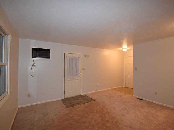 Living Room / Main Entrance
