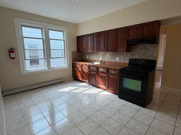 21 Robert Pl #2R, Irvington, NJ 07111