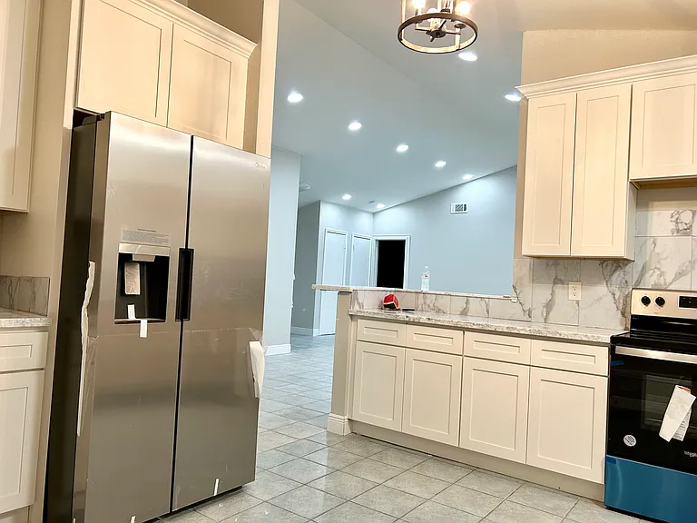 1028 Kingsway Dr W — Photo 10