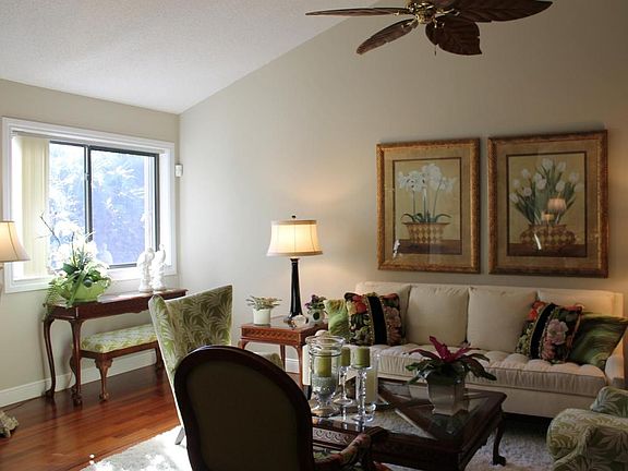 4th image of 301 Sea Oats Dr APT F