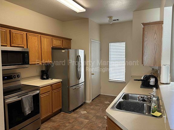 3rd image of 3944 Brandon Park Dr
