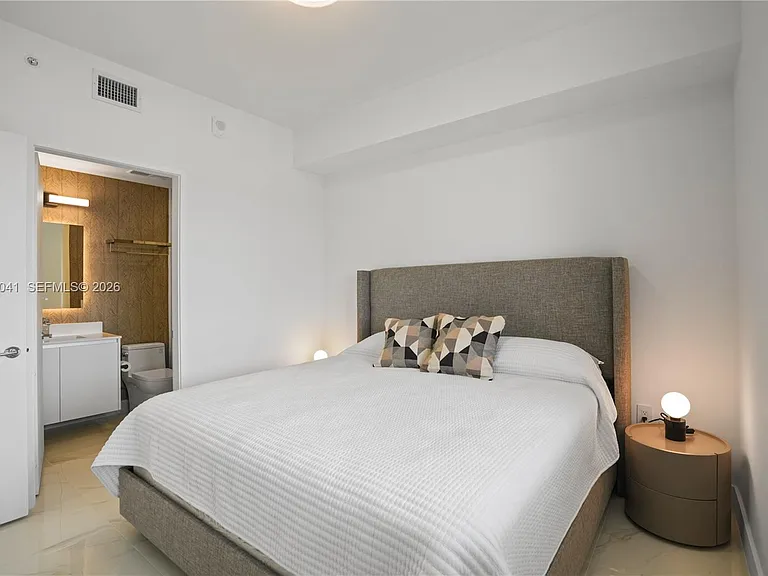 700 NE 24th St #3905 — Photo 25
