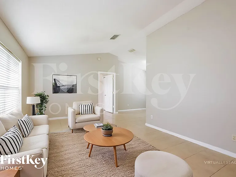 882 Trumbull St — Photo 3