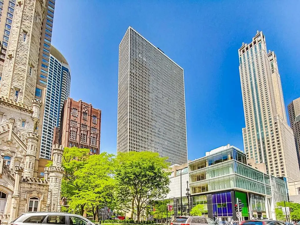 111 E Chestnut St #18DE