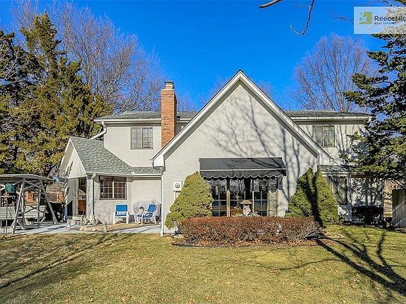 Charming patio area to watch the golfers and just to have an obstructed view of beauty!