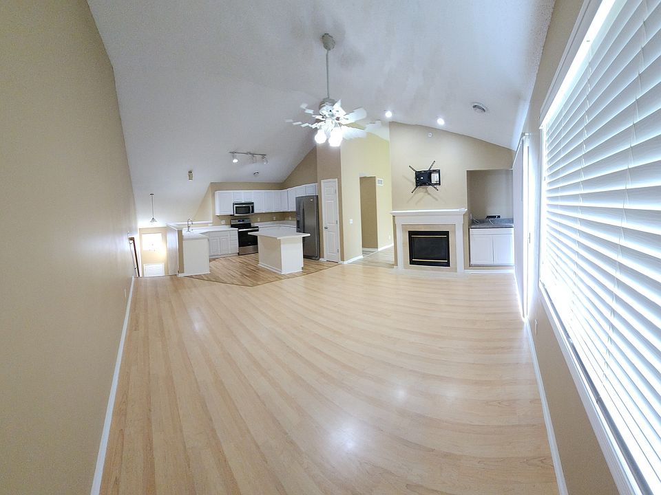 Living Room / Kitchen