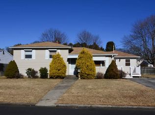 19 Carnation Dr, Warwick, RI 02886