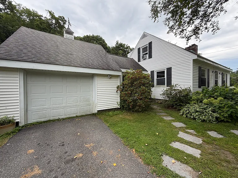 354 N Plain Rd — Photo 20