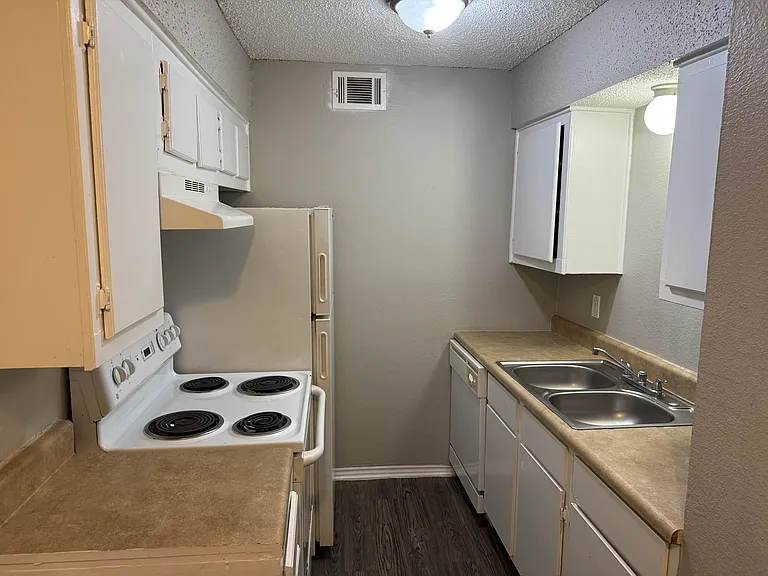 1316 N Norman Ave — Photo 3